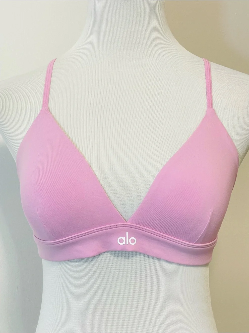 NWOT Alo Yoga Splendor Sports Bra in Candy Heart Pink Size M